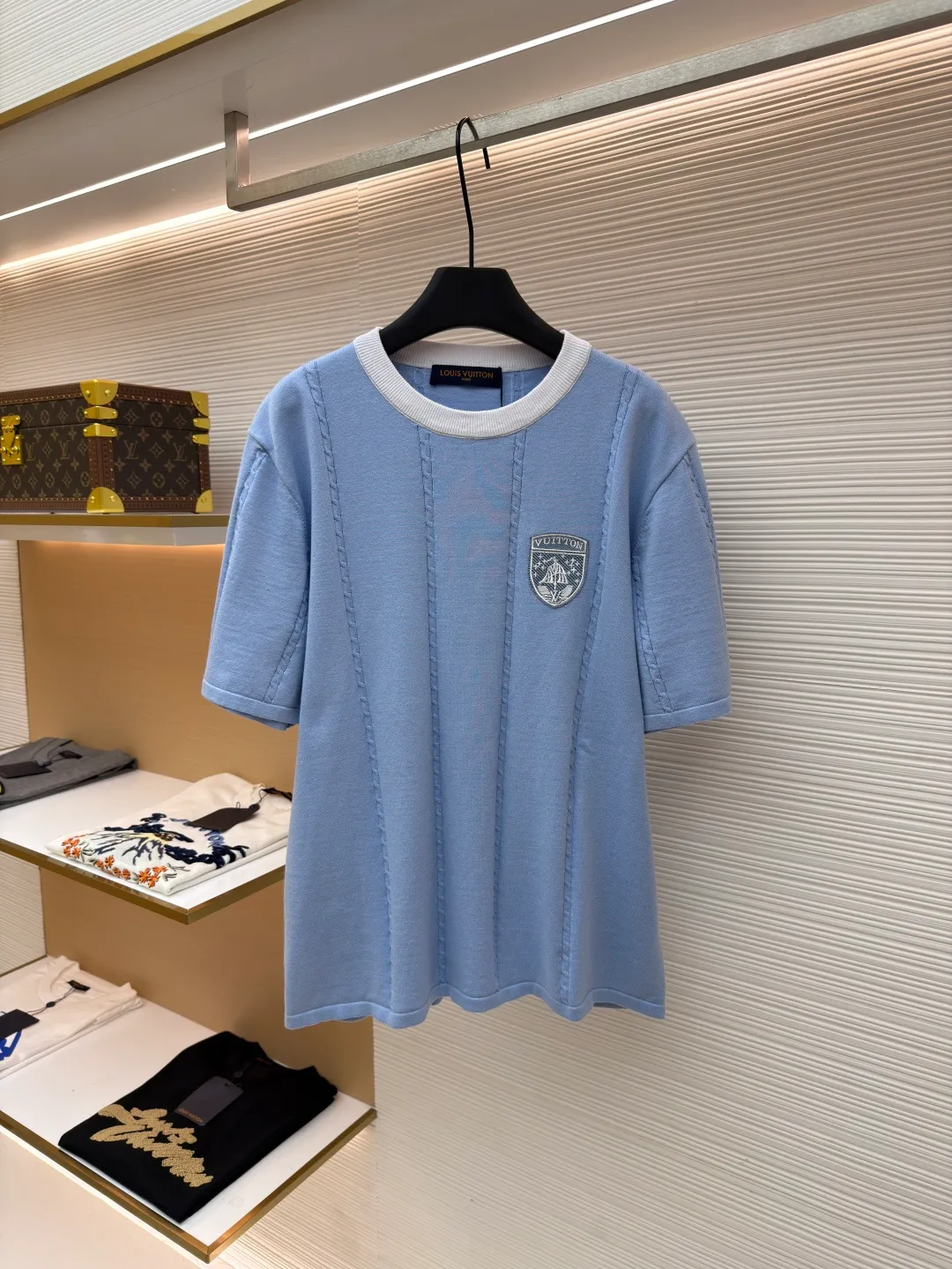 LOUIS VUITTON collar badge embroidered knitted T-shirt ●Original version: purchased and developed by 14384 ●Item number: 1681305-A65 ●Material: knitted cotton fabric ●Technology: three-dimensional cable knitting ●Color: blue ●Version: fitted version ●Weight: about 325 grams ●Size: XS-S-M-L ●Description: Contrast color rib collar technology: The neckline is made of white rib fabric and the main body is light blue knitted fabric. The rib structure has good elasticity and shaping, which not only improves the durability of the collar, but also forms a visual contrasting color layer. Three-dimensional cable knitting technology: The cable knitting pattern distributed longitudinally on the body uses special knitting stitches to give the fabric a three-dimensional texture, adding to the texture and design details of the item. Embroidery badge technology: The brand badge on the chest uses precision embroidery technology to clearly present the pattern details. The embroidery stitches are firm and shiny, highlighting the exquisiteness of the brand logo. Knitted silhouette tailoring process: The overall use of loose knitted silhouette tailoring, combined with the drape of knitted fabrics, ensures comfortable wearing while creating a casual yet high-end version. The overall wiring is straight and delicate, the fabric is comfortable and soft, and the color is consistent without color difference. It can be matched with the same style to create a fashionable look and control various occasions. Customized accessories, complete with three standards, same style for men and women!